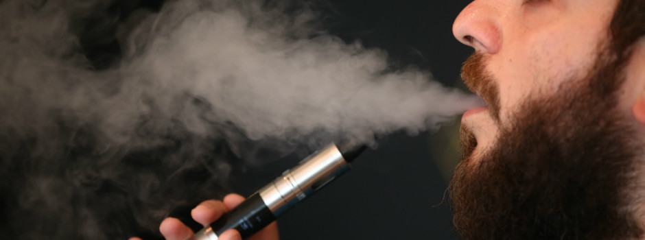 man vaping 2